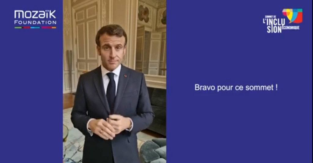 Photo représentative du Président de la République, Emmanuel Macron, félicitant la Fondation Mozaïk pour l'organisation du Sommet de l'inclusion économique. 